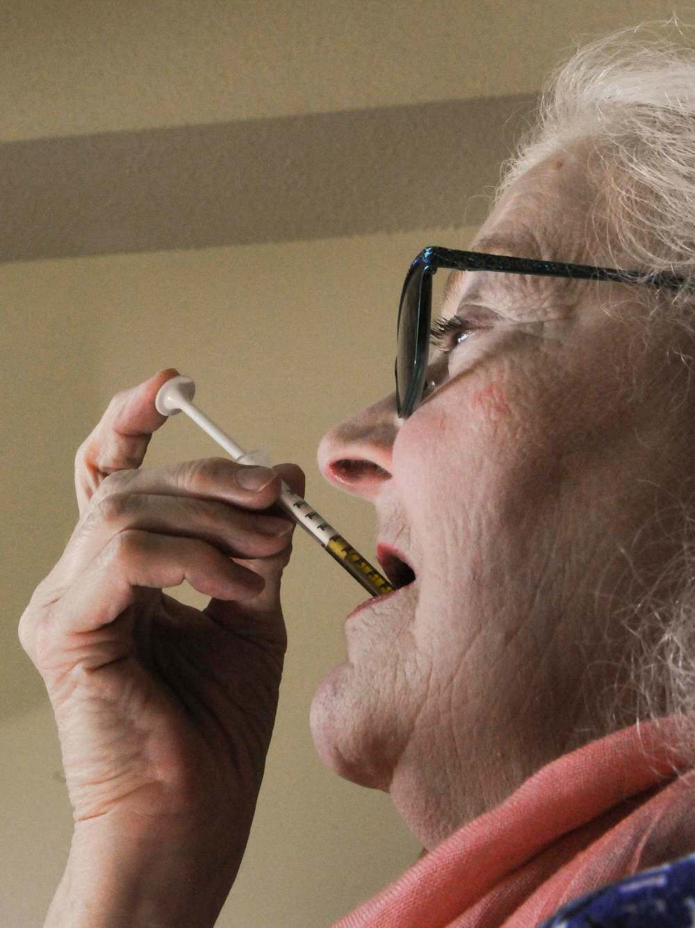 Sandi Krasowski / Winnipeg Free Press
McMillan self administers her dosage.