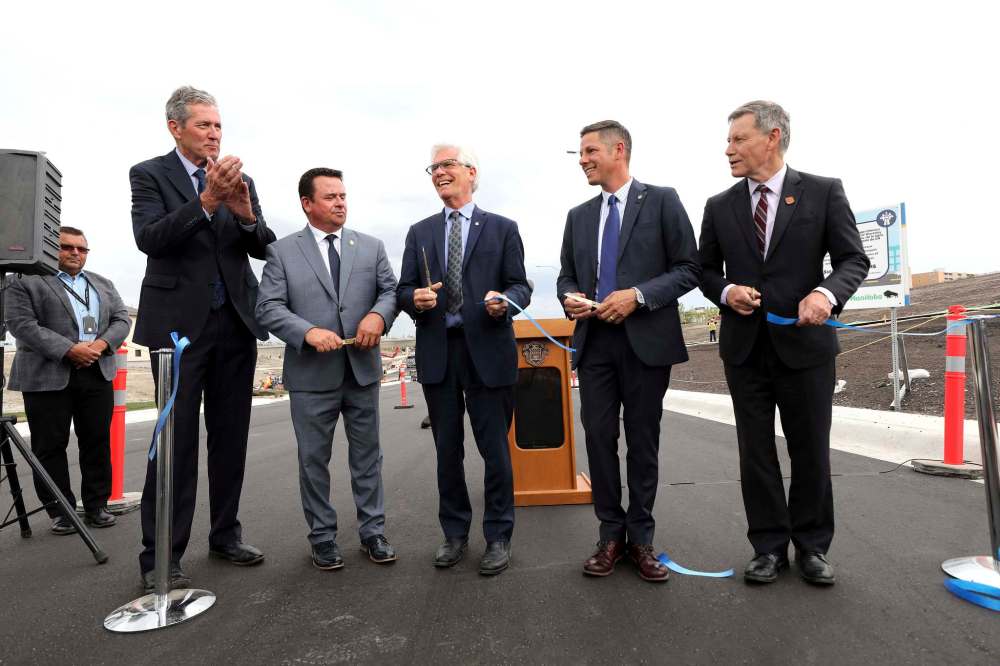 RUTH BONNEVILLE / WINNIPEG FREE PRESS
Waverley Underpass announcement Manitoba Premier Brian Pallister, Municipal Relations Minister Jeff Wharton, federal Minister of International Trade Diversification Jim Carr, Winnipeg Mayor Brian Bowman, and Liberal MP Terry Duguid take part in the ribbon cutting at a ceremony to announce the opening of the Waverley Street underpass.