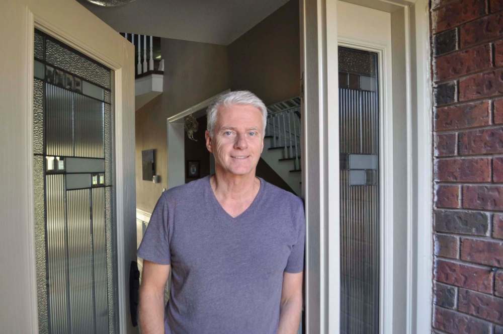 DYLAN ROBERTSON / WINNIPEG FREE PRESS
Joe Carey, a resident of the swing riding of Richmond Hill, Ont., plans to vote again for Liberal Leader Justin Trudeau. He recalls Ontario Premier Doug Ford being booed at a Toronto rally in June. “Ford’s having a huge impact in the race,” said Carey, standing at his home on Wednesday, Sept. 18, 2019.