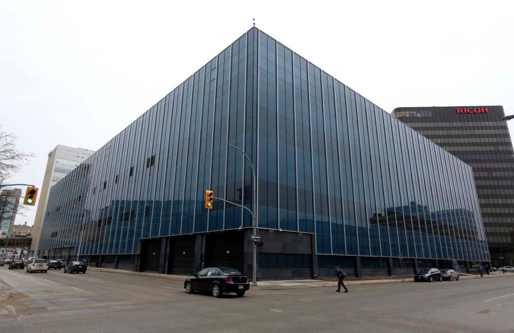 TREVOR HAGAN / WINNIPEG FREE PRESS FILES
A November 2016 incident at the Smith Street Police headquarters involving two officers occurred when one officer was typing a report at a desk and a second officer walked by and poked her in the ribs with the barrel of his police-issued shotgun.