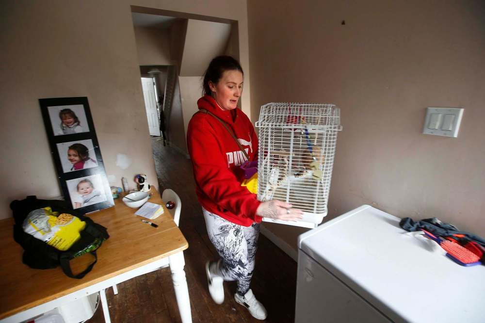 JOHN WOODS / WINNIPEG FREE PRESS
Ashlee Lambkin looks at an empty bird cage where her two budgies used to live. The birds died because of the cold temperatures in her home.