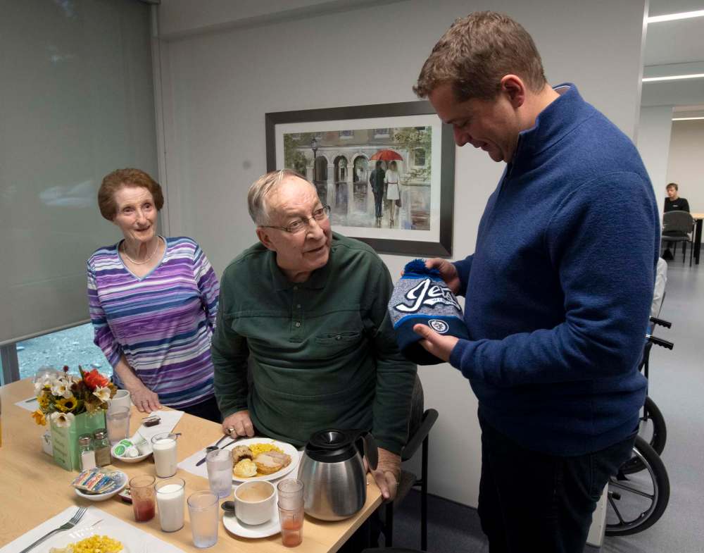Scheer visited an assisted living facility with local candidate Raquel Dancho. The duo poured coffee and tea for residents and made small talk about the food and the Thanksgiving holiday. (Adrian Wyld / The Canadian Press)
