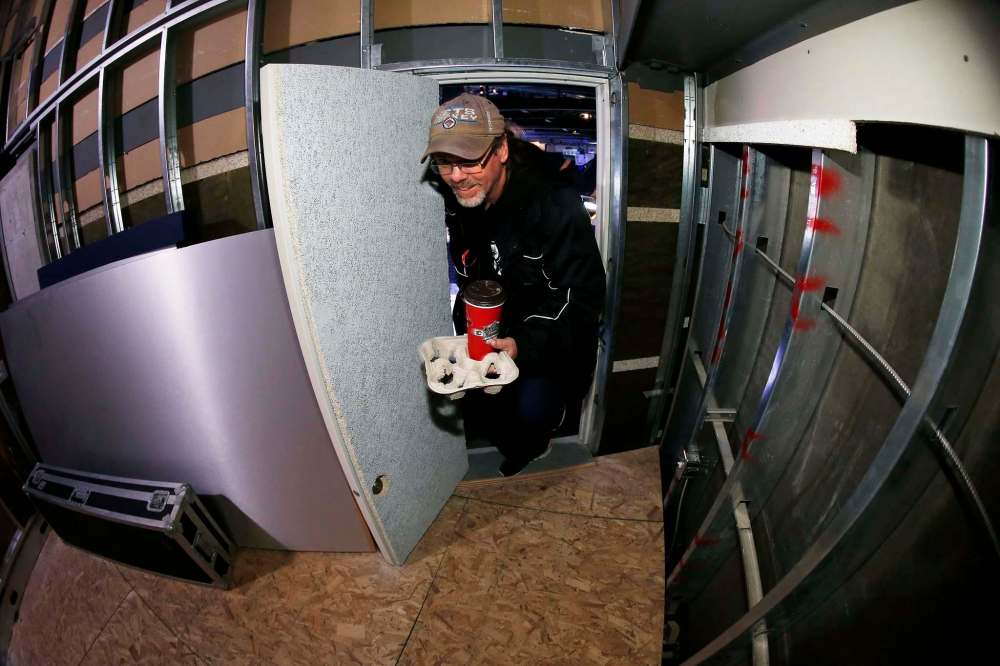 JOHN WOODS / WINNIPEG FREE PRESS
After taking his place alongside food hawkers and beer vendors at Bell MTS Place for his meal, Eccles takes a freight elevator to the upper bowl.