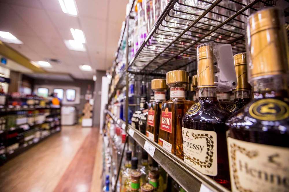 MIKAELA MACKENZIE / WINNIPEG FREE PRESS FILES
The shelves of Winnipeg’s Liquor Marts are the targets of increasingly aggressive theft.