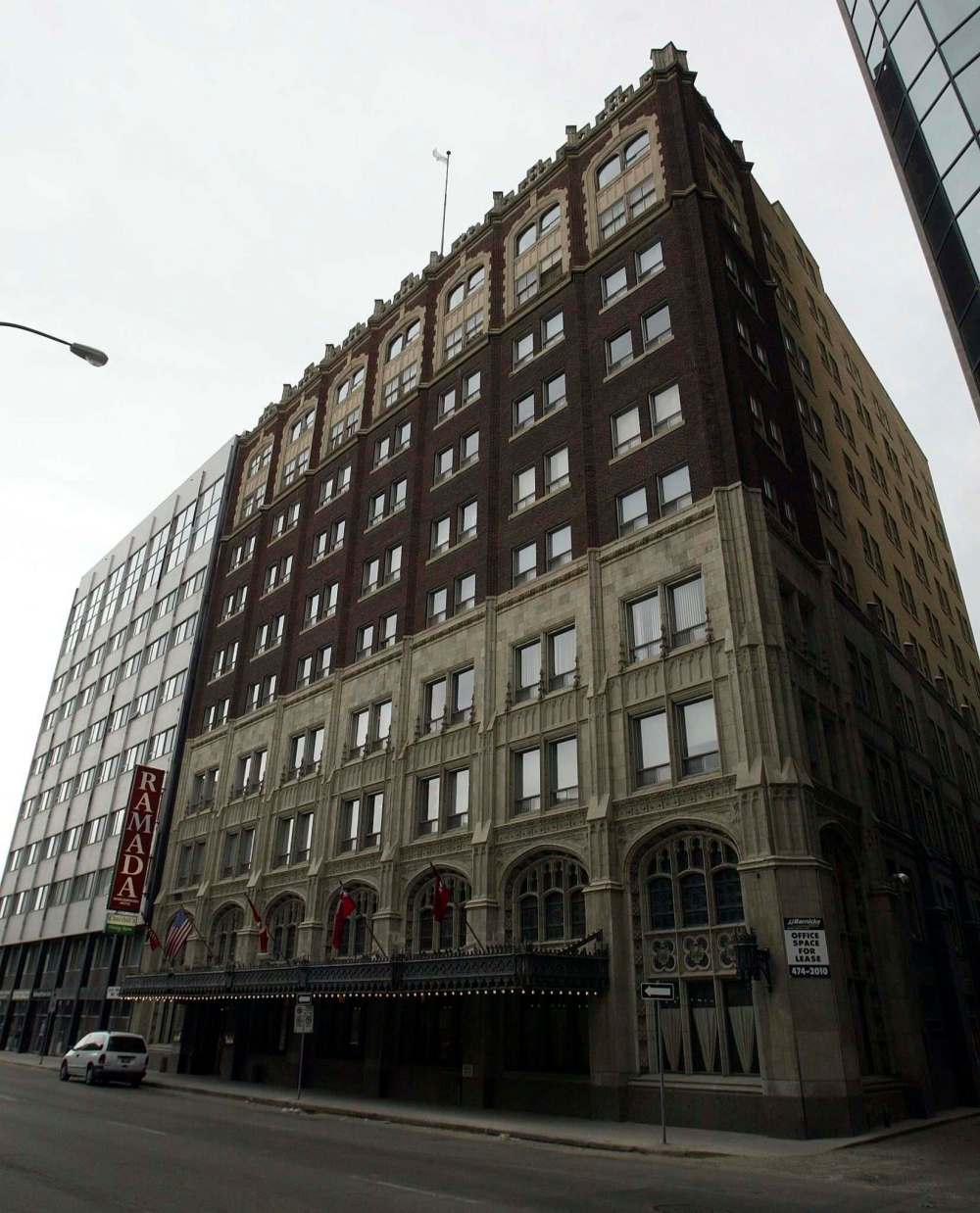 KEN GIGLIOTTI / WINNIPEG FREE PRESS files
The Marlborough Hotel on Smith St. is one of many local landmarks thought to be haunted.