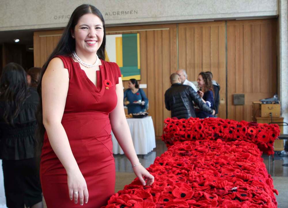 MAGGIE MACINTOSH / WINNIPEG FREE PRESS
Sheilah Restall gathered her community to help stitch and sew handmade poppies to create a blanket of more than 8,000 handmade poppies ahead of Remembrance Day.