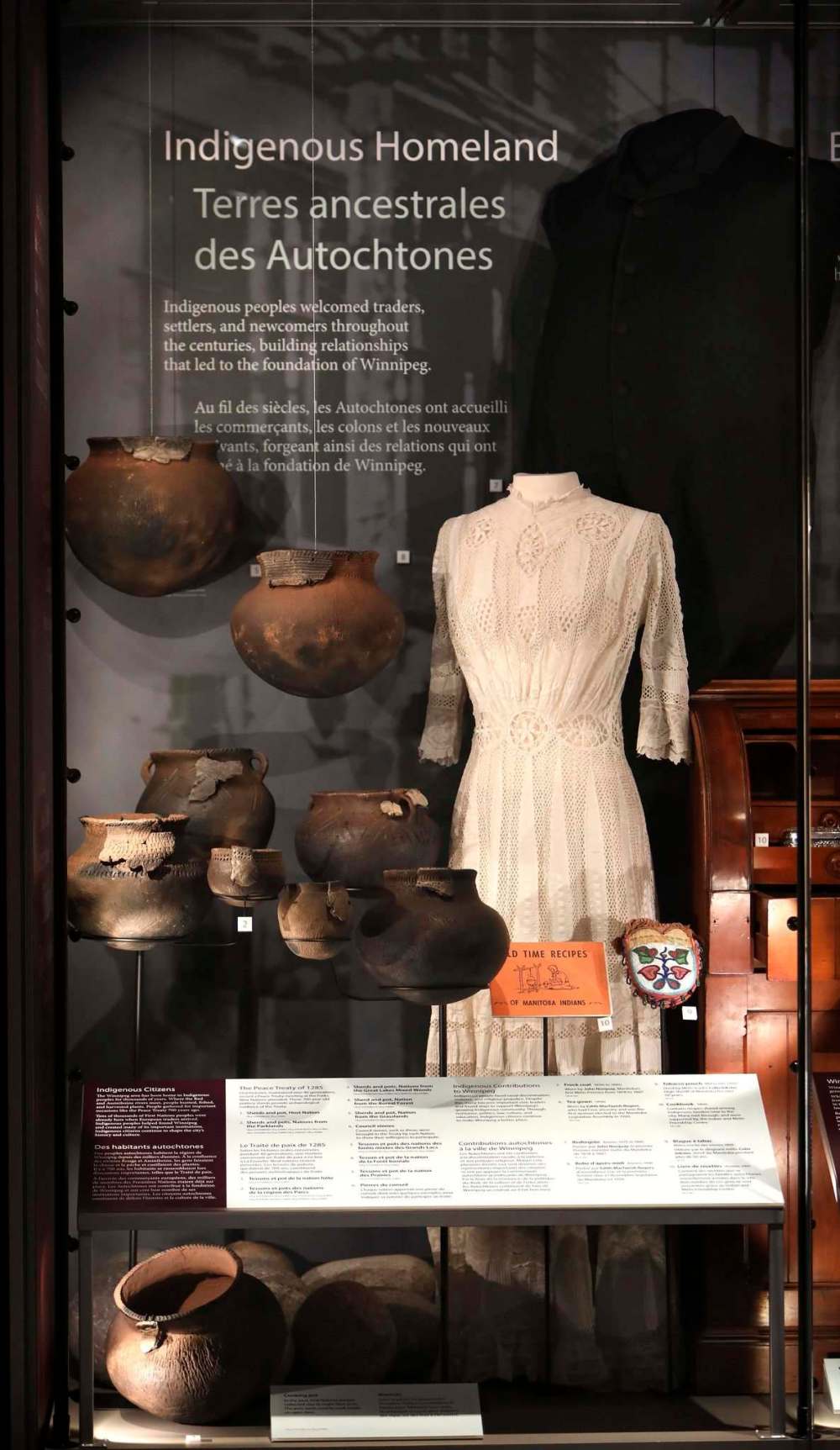 RUTH BONNEVILLE / WINNIPEG FREE PRESS
Manitoba Museum curator of archaeology, Kevin Brownlee, helped create the display with items found during archeological digs in the area.