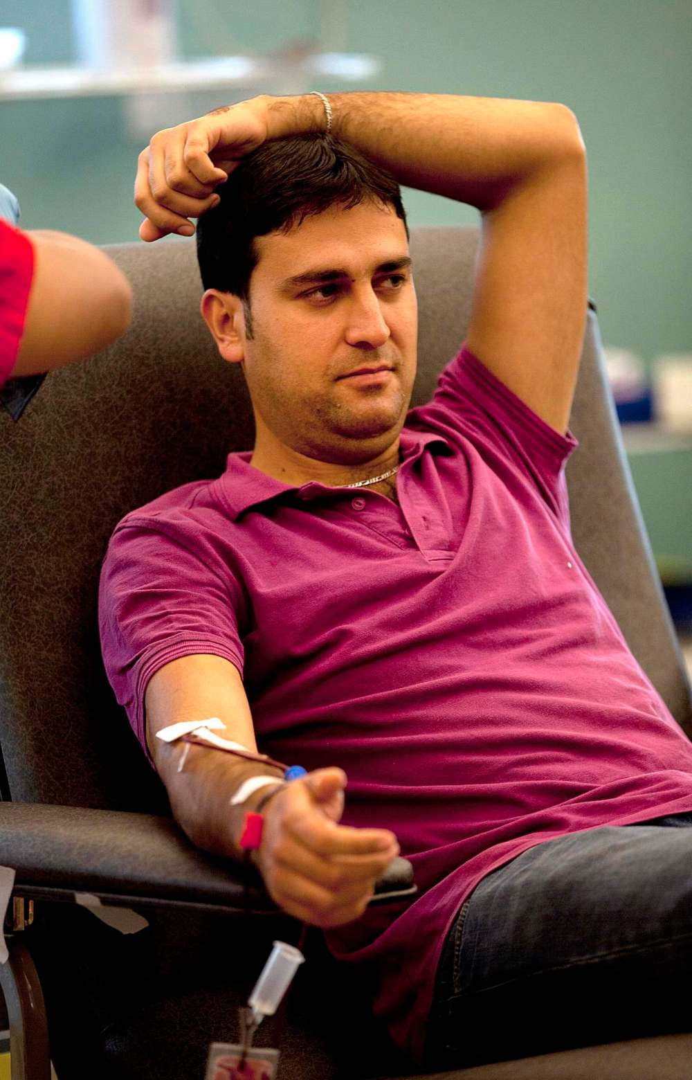 PHIL HOSSACK / WINNIPEG FREE PRESS
Karwan Kahil relaxes while donating blood for the first time in Canada. His first donation was in Syria to help his father through open heart surgery.