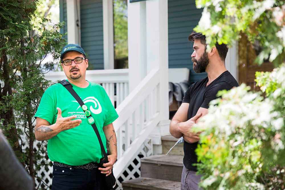 MIKAELA MACKENZIE / WINNIPEG FREE PRESS
Nickarz speaks to resident Scott Donnelly while campaigning door-to-door.