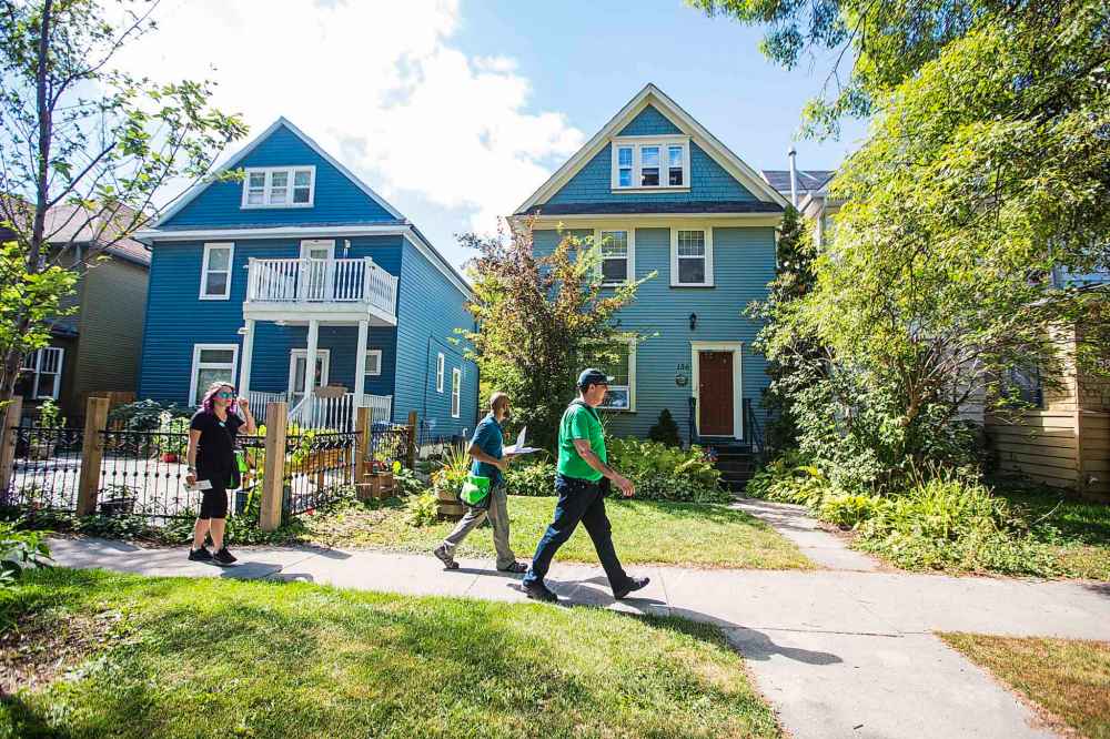 MIKAELA MACKENZIE / WINNIPEG FREE PRESS
Wolseley Green candidate David Nickarz goes door-knocking with volunteers Liz Marshall (left) and Mo Twaha in Winnipeg on Thursday.