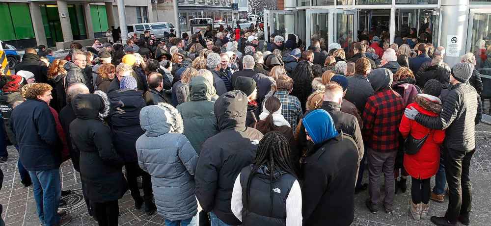JOHN WOODS / WINNIPEG FREE PRESS
People line up to attend the Barack Obama speech Monday.