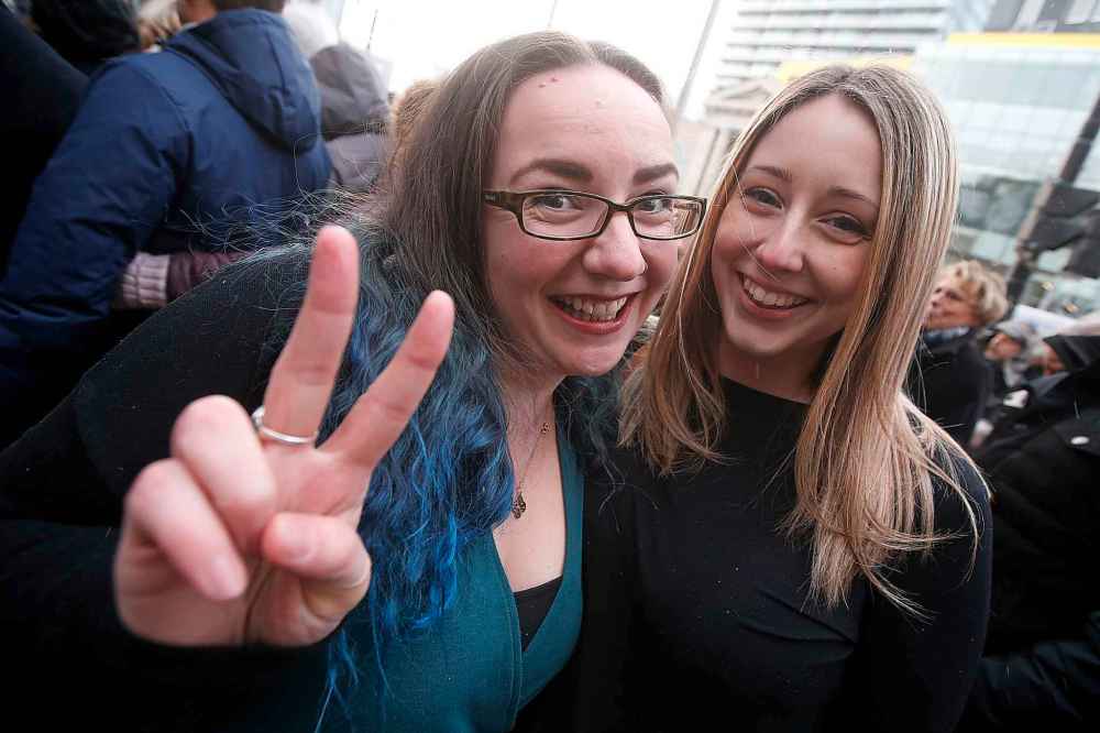 JOHN WOODS / WINNIPEG FREE PRESS
Laurie McDougall and Samantha Martin in line to attend the Barack Obama speech, Monday.