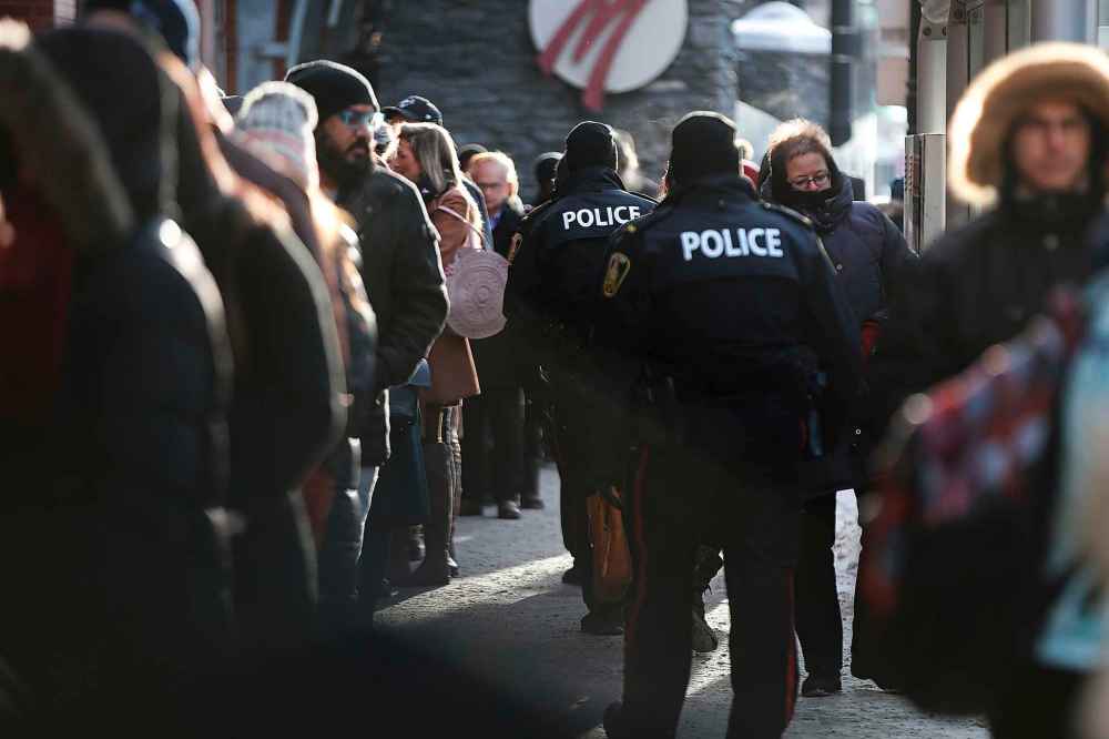 JOHN WOODS / WINNIPEG FREE PRESS
Police scan the crowd queued up to attend the Barack Obama speech Monday.