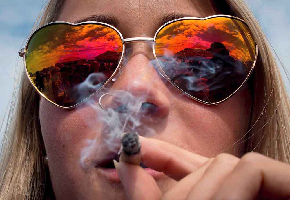 Canadians convicted of possessing marijuana should have their criminal records wiped clean. (Darryl Dyck / The Canadian Press Files)