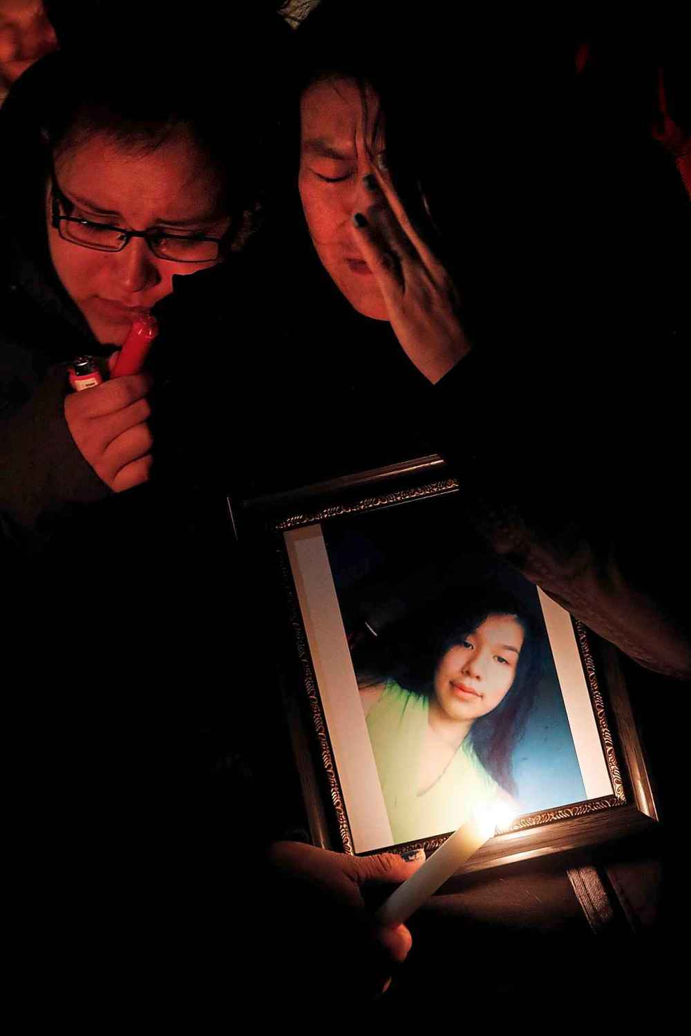 JOHN WOODS / WINNIPEG FREE PRESS
Family members of fourteen-year-old Jakira Eastman-Moore, hold at a vigil outside 152 Kinver in Winnipeg Tuesday evening.