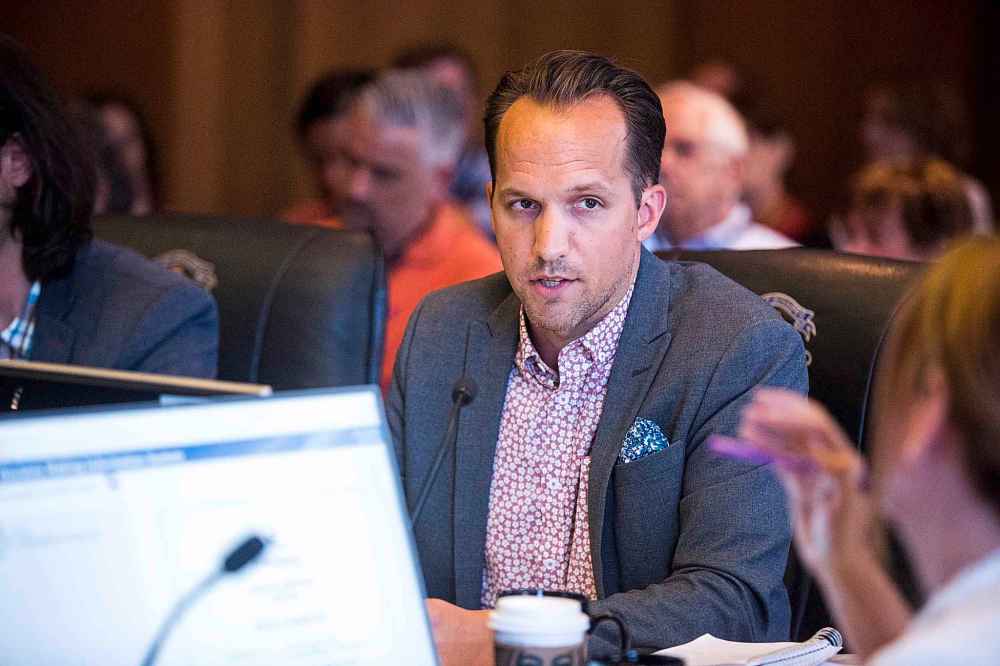 MIKAELA MACKENZIE / WINNIPEG FREE PRESS
City planner Rob Galston speaks at the hearing regarding a Tuxedo neighbourhood lot-splitting at City Hall, Thursday.