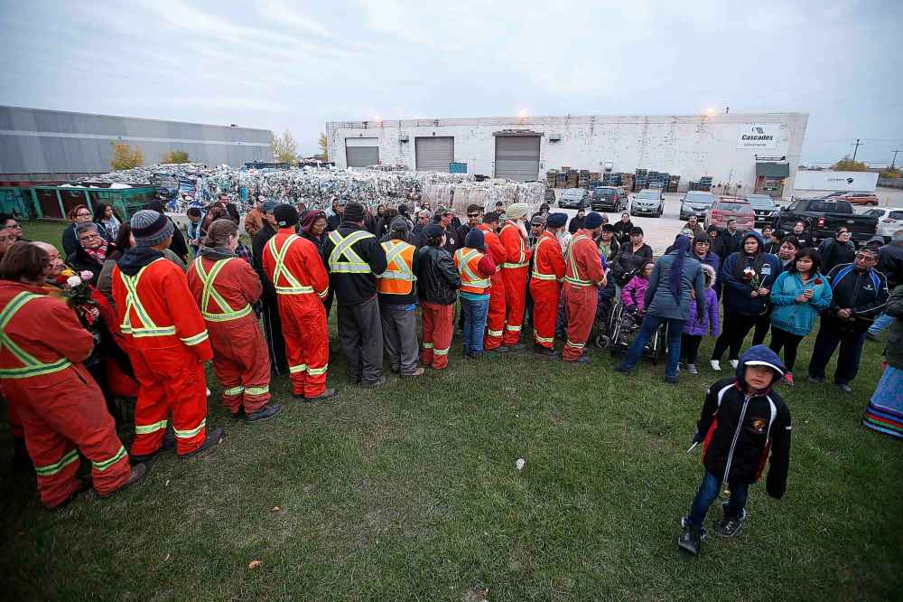 JOHN WOODS / WINNIPEG FREE PRESS
Recycling workers greet family and friends of Mary Yellowback, whose body was found in a recycling depot over the weekend, outside Cascades Recovery at a vigil Tuesday evening.