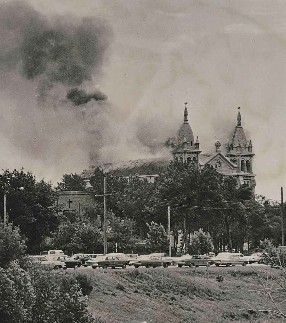 The thousands of people watching the fire are said to have impeded fire trucks attempting to respond to it. (Winnipeg Free Press files)