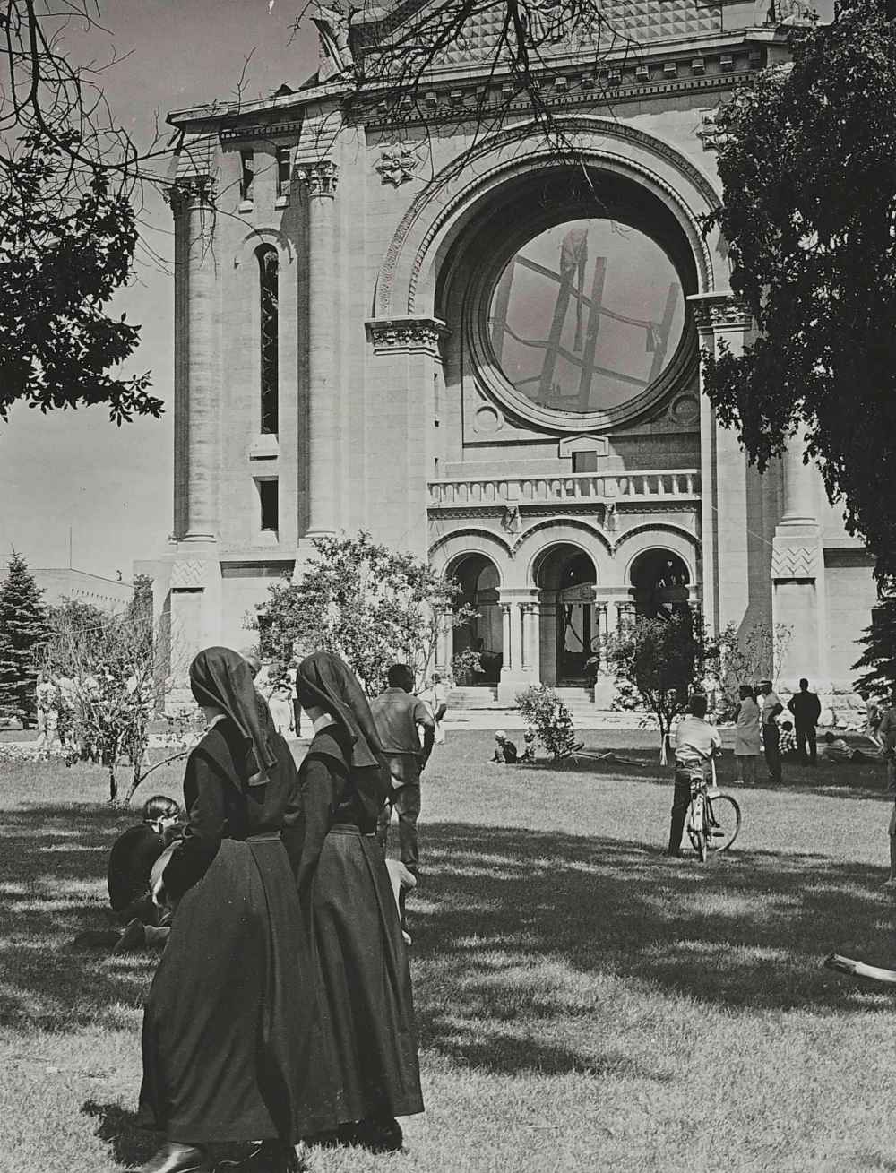 Citizens look at the gutted remains of the basilica. (Winnipeg Free Press files)