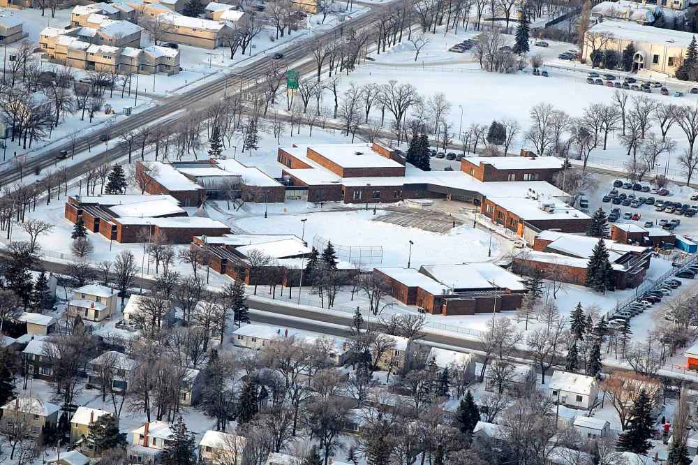 BORIS MINKEVICH / WINNIPEG FREE PRESS FILES
Aerial view of the Manitoba Youth Centre showing its proximity to Kenaston Blvd. in the foreground.