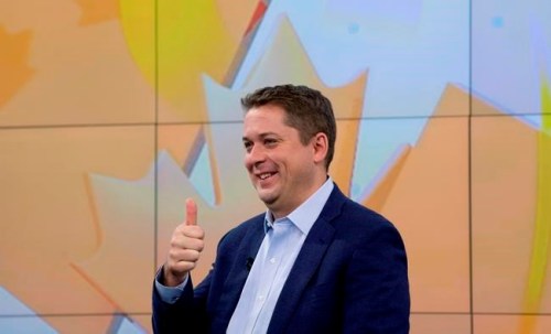 Conservative Leader Andrew Scheer gives a thumbs up to members of the public outside a television studio in Toronto, Thursday October 17, 2019. THE CANADIAN PRESS/Adrian Wyld