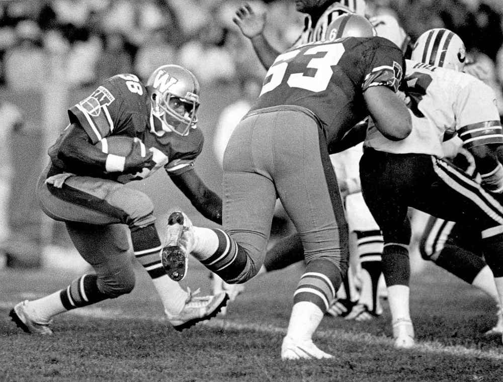 KEN GIGLIOTTI / WINNIPEG FREE PRESS
Winnipeg Blue Bombers' Willard Reeves, left, and Chris Walby move the ball (and the line of scrimmage) up the field.