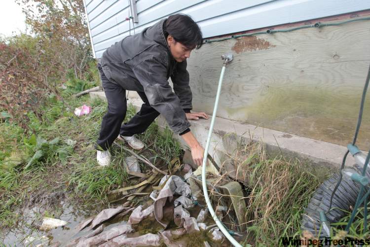 JOE.BRYKSA@FREEPRESS.MB.CA
Hollow Water First Nation Coun. Denelle Bushie discovers water leaking under the Moneyas home.