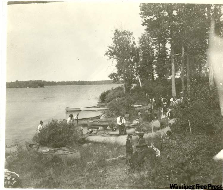 UNITED CHURCH OF CANADA ARCHIVES
Island Lake residents came to the Methodist church by canoe in the 1920s.