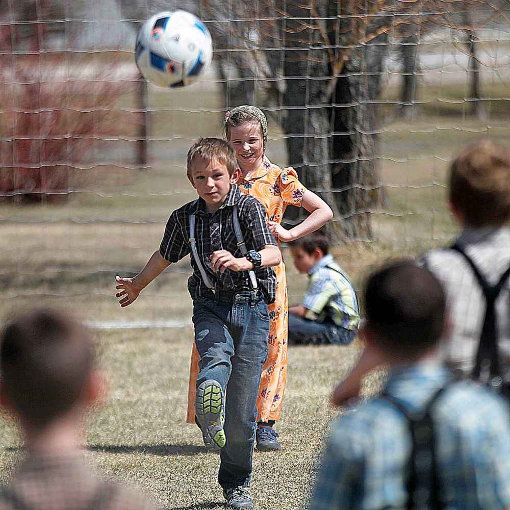 PHIL HOSSACK / WINNIPEG FREE PRESS
Elementary school kids on the Crystal Springs Hutterite Colony enjoy recess.