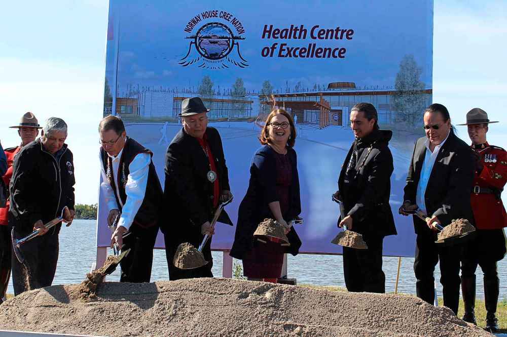 JESSICA BOTELHO-URBANSKI / WINNIPEG FREE PRESS  
Dignitaries including Norway House Chief Larson Anderson, (wearing hat), Minister of Indigenous Services Jane Philpott (centre), Assembly of Manitoba Chiefs Grand Chief Arlen Dumas (centre-right) and Manitoba Keewatinowi Okimakanak Grand Chief Garrison Settee (right) at a ceremonial groundbreaking for the Norway House Cree Nation Health Centre of Excellence Friday.