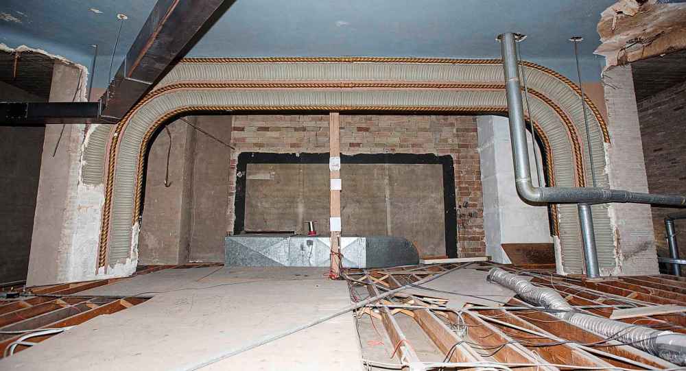Part of the plaster moulding that decorated the old theatre can be seen in the space above the ceiling of the grocery store.
(Mike Deal / Winnipeg Free Press)