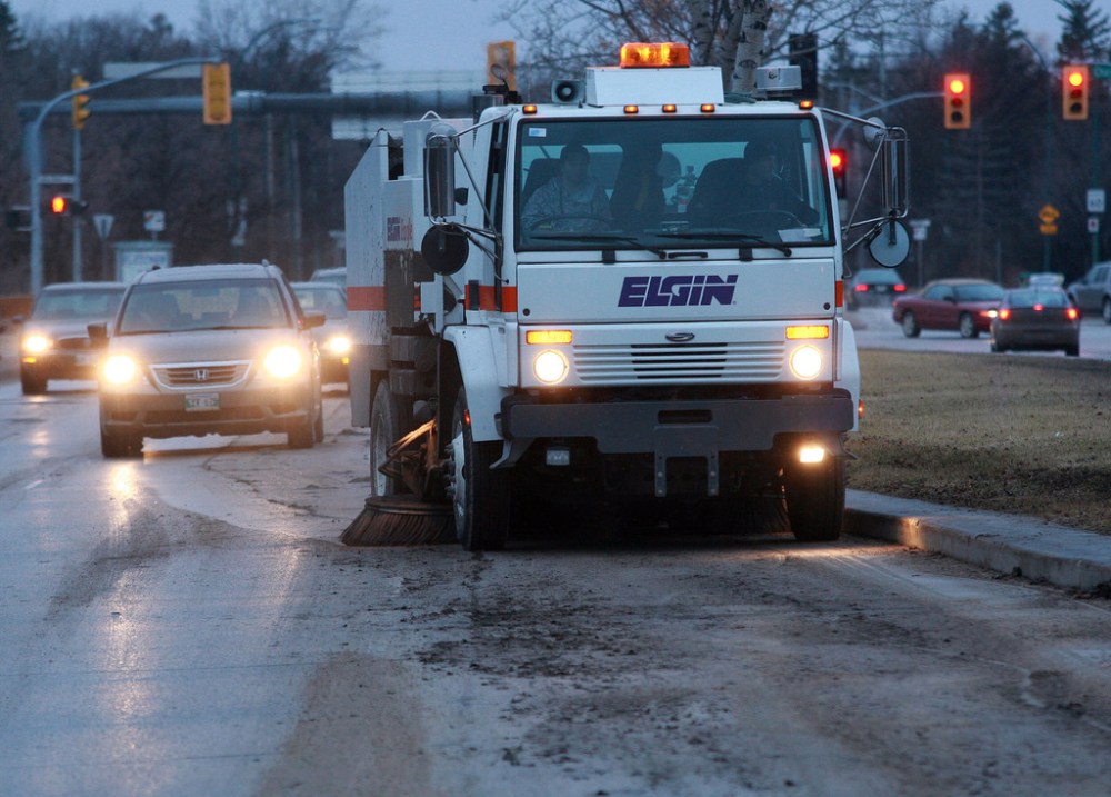 KEN GIGLIOTTI / WINNIPEG FREE PRESS FILES
The city began recycling some road sands collected through spring street sweeping in 2018.