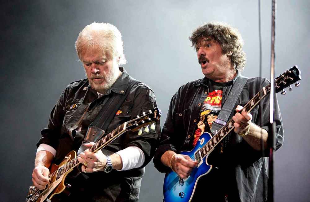 Randy Bachman and Burton Cummings entertain the masses at the MTS Centre in 2009. (Boris Minkevich / Winnipeg Free Press files)