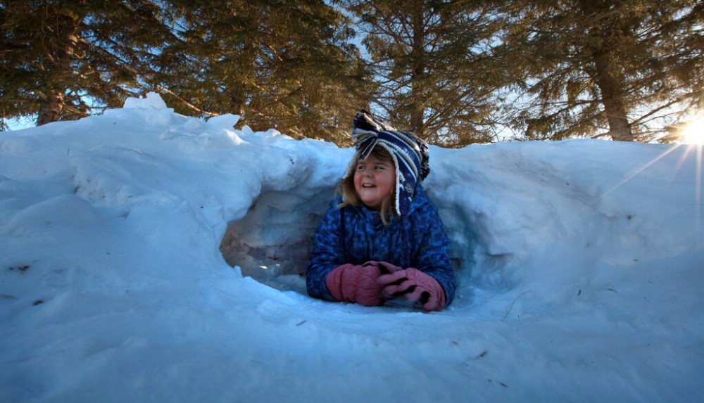 Kids can have fun on snow days, but there is still work for teachers to do inside. (Ruth Bonneville / Winnipeg Free Press files)