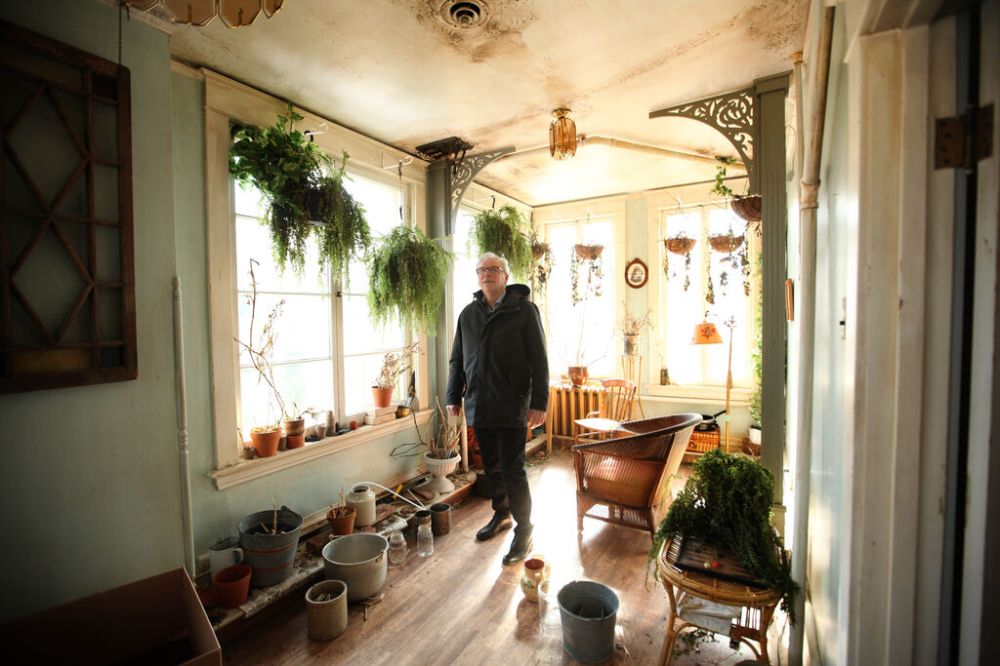 Former NDP leader Greg Selinger checks out a film set in 2016 at 6 Ruskin Row, which was featured in both Merry & Bright and Radio Christmas as inns. (Ruth Bonneville / Winnipeg Free Press files)