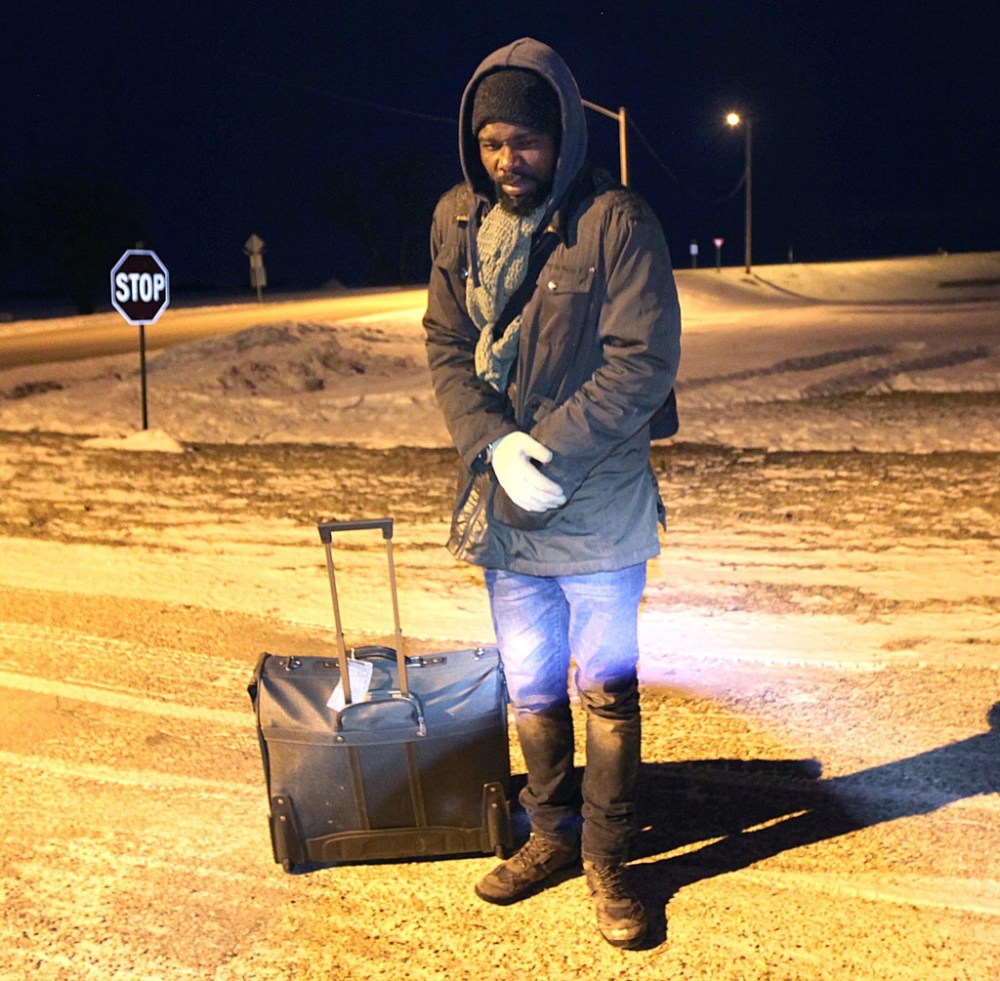 Many people attempting to cross the border weren't properly dressed for the extreme cold. (Phil Hossack / Winnipeg Free Press files)