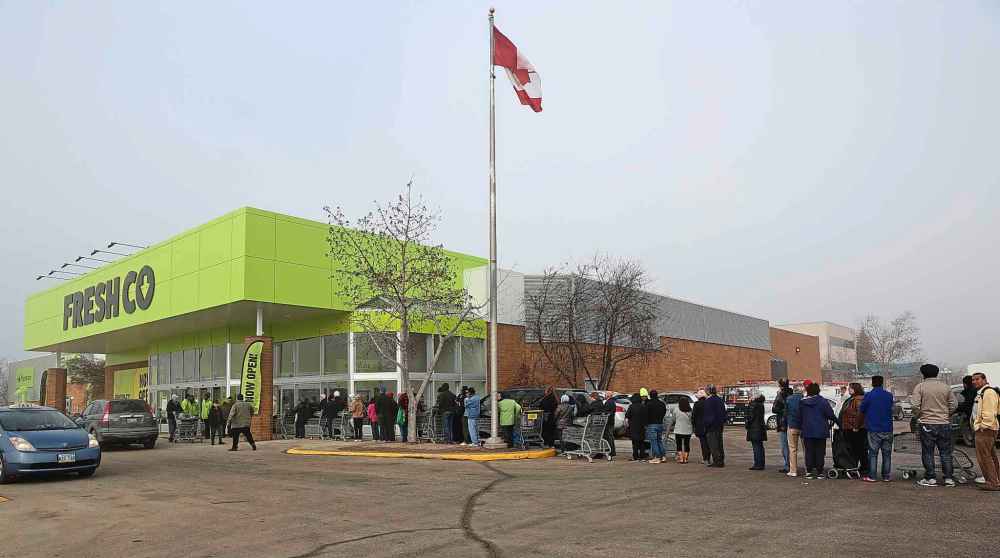 MIKE DEAL / WINNIPEG FREE PRESS FILES People line up to enter a newly opened FreshCo on McPhillips and Jefferson in May 2019. Both of Winnipeg's current FreshCo stores were formerly Safeway stores and opened in the spring of 2019.