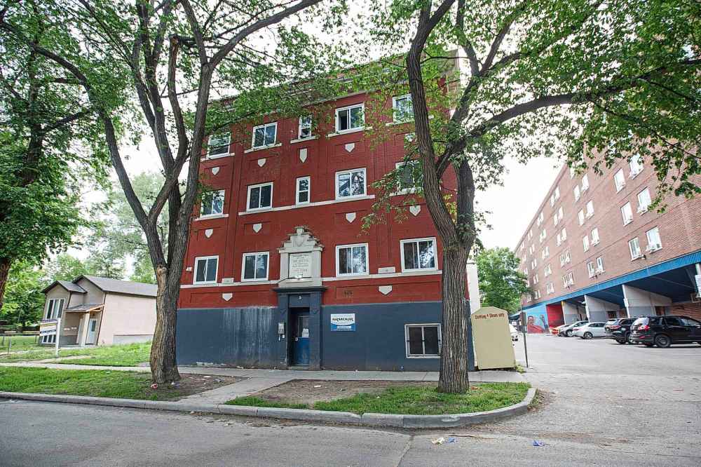 We should appreciate and work to protect Winnipeg’s shoebox apartment buildings, a unique part of the city’s history and an important neighbourhood building block. (Mike Deal / Winnipeg Free Press files)