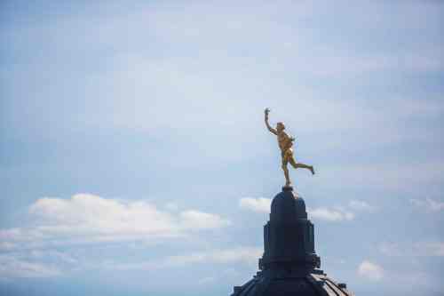 MIKAELA MACKENZIE / WINNIPEG FREE PRESS
The golden boy as seen from the roof of the Great West Life building at 60 Osborne St. N in Winnipeg on Wednesday, July 31, 2019. For photo page.
Winnipeg Free Press 2019.