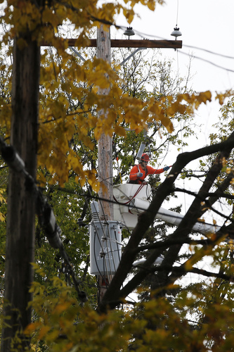 With lower staff levels, it could take longer to get the lights back on during power outages. (John Woods / Winnipeg Free Press files)