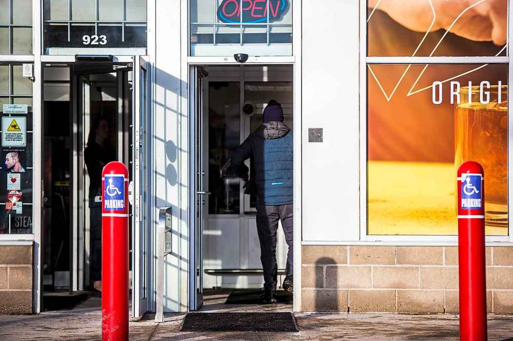 Customers now have to show their identificaiton at the Portage and Burnell Liquor Mart. (Mikaela MacKenzie / Winnipeg Free Press files)