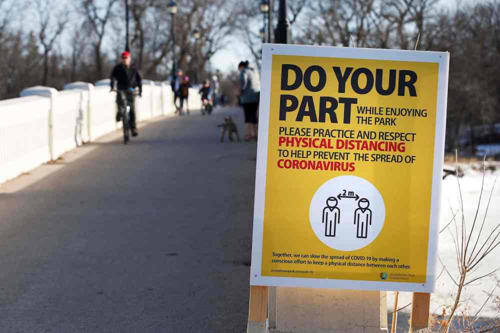 JOHN WOODS / WINNIPEG FREE PRESS
A sign reminding people of keeping their distance during this time of COVID-19 protocols is posted at the Assiniboine Park pedestrian bridge Monday, March 30, 2020. (John Woods / Winnipeg Free Press)