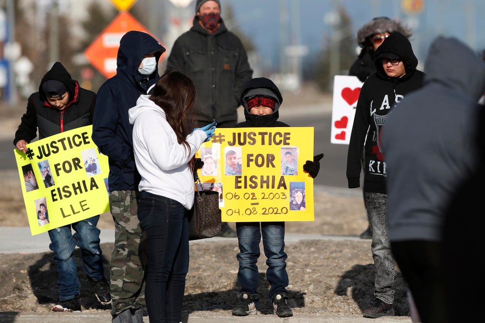 JOHN WOODS / FREE PRESS FILES
Family and friends gathered for a memorial where Hudson was killed at the corner of Lagimodiere and Fermor.