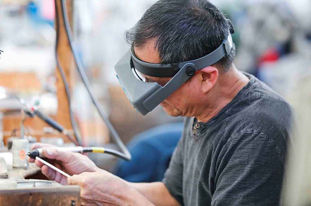 RUTH BONNEVILLE  /  WINNIPEG FREE PRESS 
Goldsmith Gene Mayoralgo works on the necklaces in Druxman's studio.