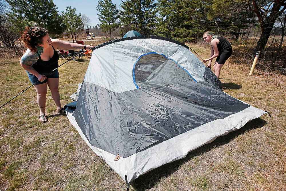 JOHN WOODS / FREE PRESS files
Melanie Crofford and daughter Lindsey set up a tent when they were out camping in Birds Hill Park Sunday.