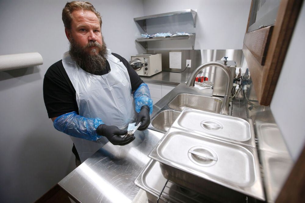 JOHN WOODS / WINNIPEG FREE PRESS
Getting a tattoo and acupuncture are similar in that they both involve needles and being close to another person, says Rich Handford who owns Kapala Tattoo in Winnipeg and is co-chairman of the Manitoba Body Art Association. (John Woods / Winnipeg Free Press files)