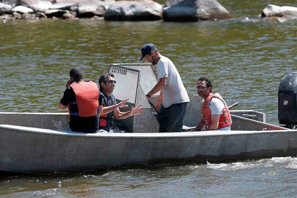 A commercial fisherman assists members of the Kurdish community in a water search. (John Woods / Winnipeg Free Press)