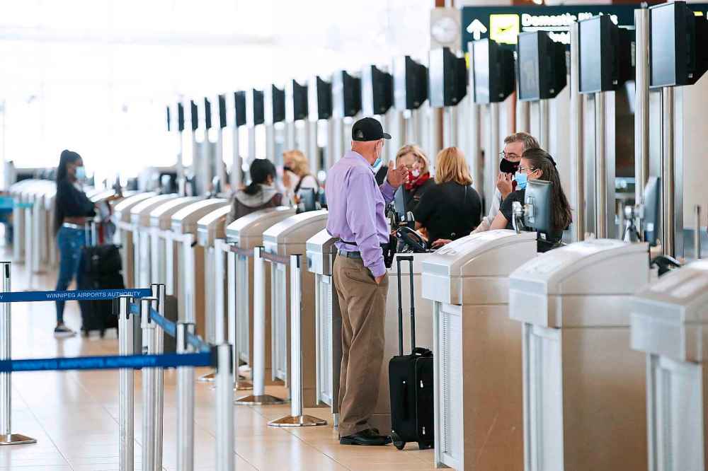 JOHN WOODS / WINNIPEG FREE PRESS
Winnipeg Richardson International Airport will start temperature screening for all departing passengers in September. (John Woods/Winnipeg Free Press files)
