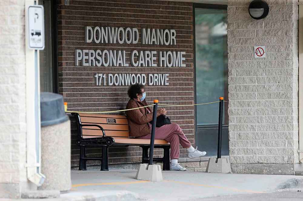 JOHN WOODS / WINNIPEG FREE PRESS
Donwood Manor at 171 Donwood Dr. instituted COVID-19 protocols in an abundance of caution after a case of the virus was found at a facility next door, at 165 Donwood Dr., an assisted-living facility. John Woods / Winnipeg Free Press