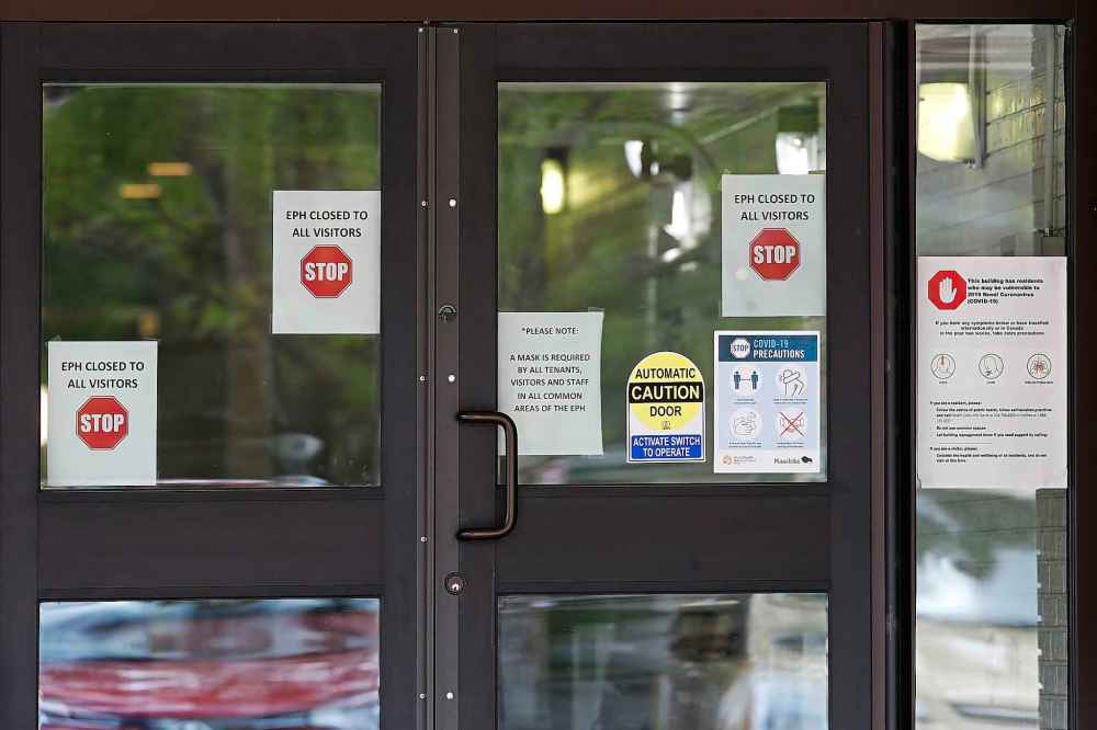 JOHN WOODS / WINNIPEG FREE PRESS
No visitors are allowed at 165 Donwood Dr., the Elderly Person Housing facility, after a case was linked to the facility. The personal care home next door doesn't have a case but has instituted further COVID-19 protocols as a result. John Woods / Winnipeg Free Press
Reporter: Durrani